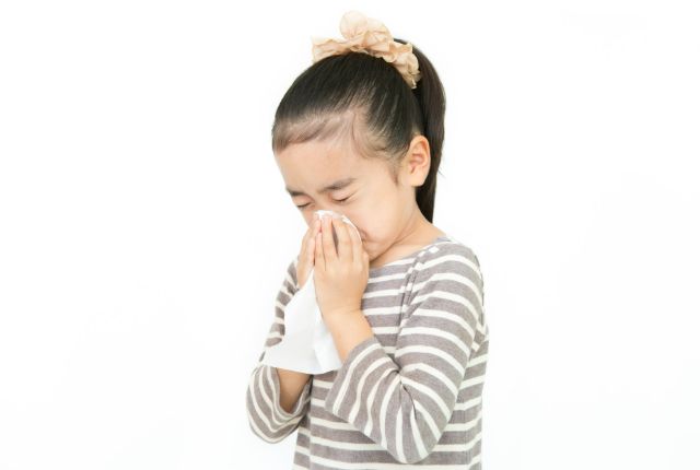ティッシュで鼻をかむ女の子