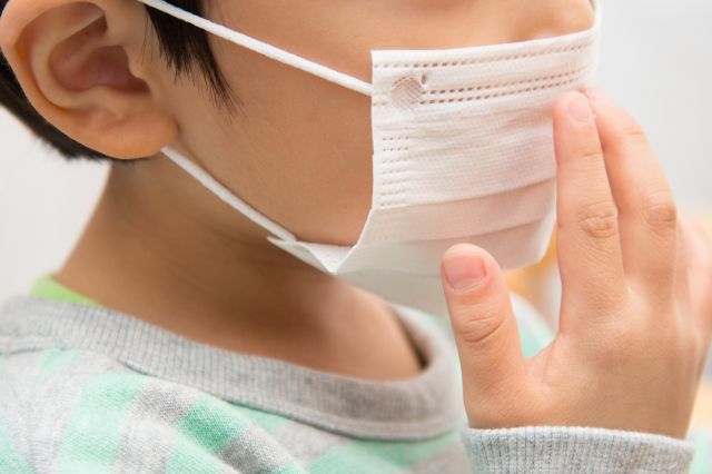 マスクをした子供の横顔